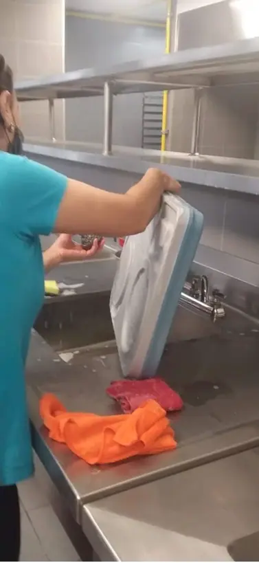 lavado de charola de servicio con tapa