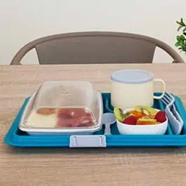 bandeja de servicio color azul con comida