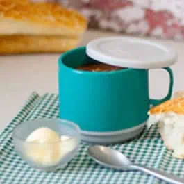 taza plástica con tapa