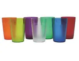 vasos plásticos de diferentes colores