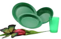platos y vasos verdes