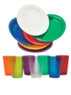 vasos y platos de diferentes colores