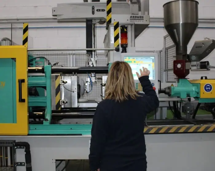 Mujer trabajando en una empresa
